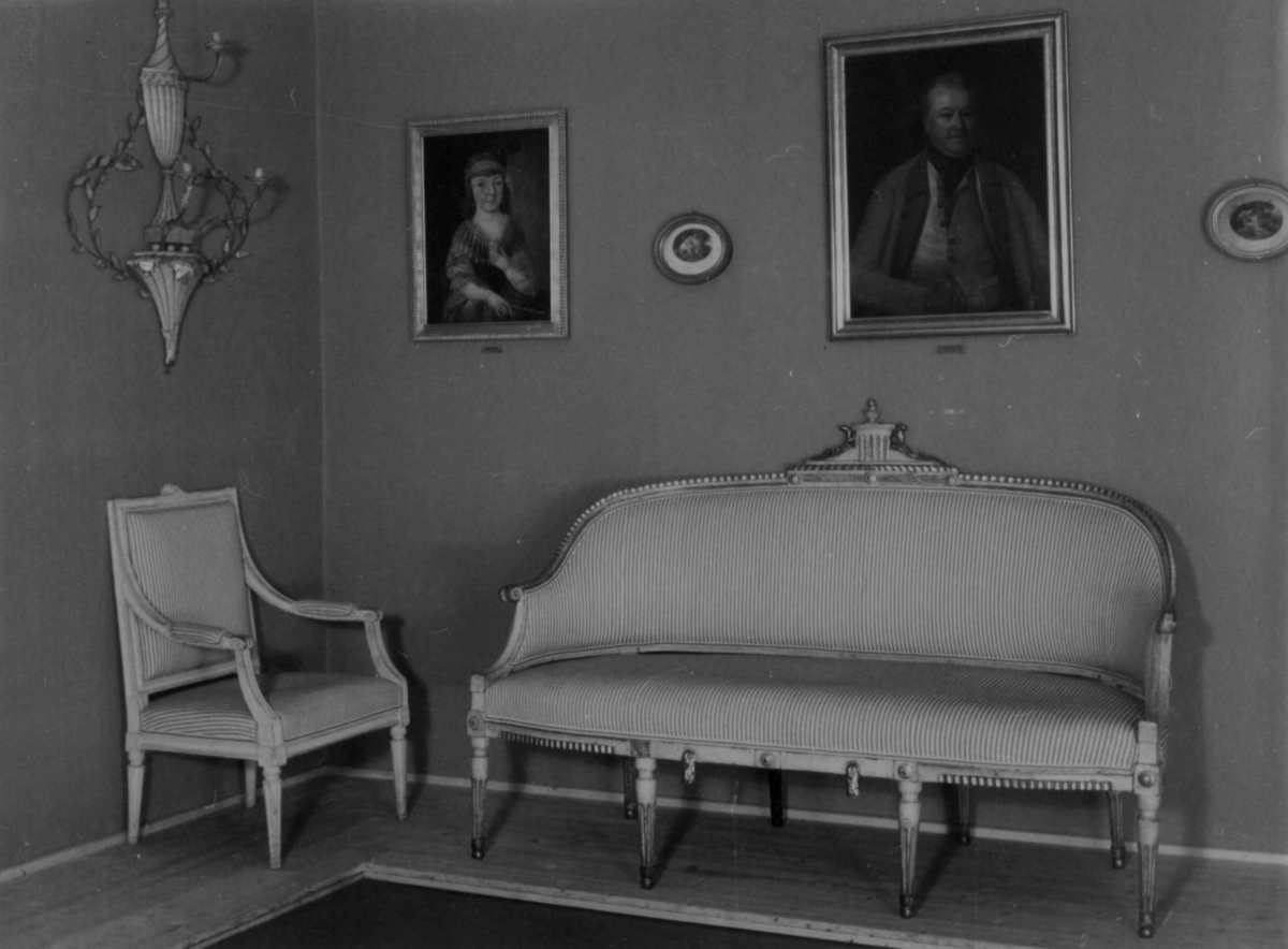 Louis Seize-rommet i bysamlingen på Norsk Folkemuseum fotografert i 1955.