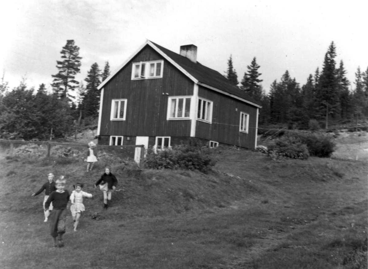 Reineier Engelbert Jonsson bolig, i forgrunnen leker barn. Innerviken 1956.