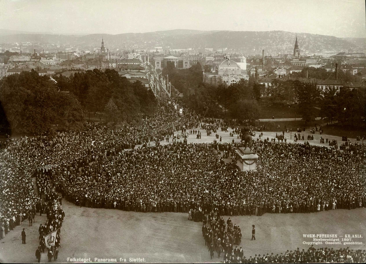 Folketog, Slottsplassen, Oslo ant. i anledning kong Oscar II`s 25-års-jubileum som Sverige og Norges konge, 1897.