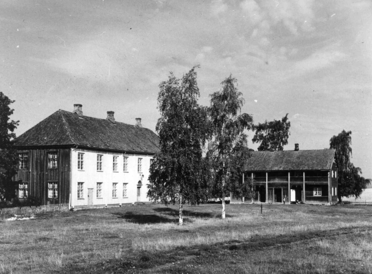 Ringnes, Stange, Hedmark. Hovedbygningen og drengestua.
Fra dr. Eivind S. Engelstads storgårdsundersøkelser 1956