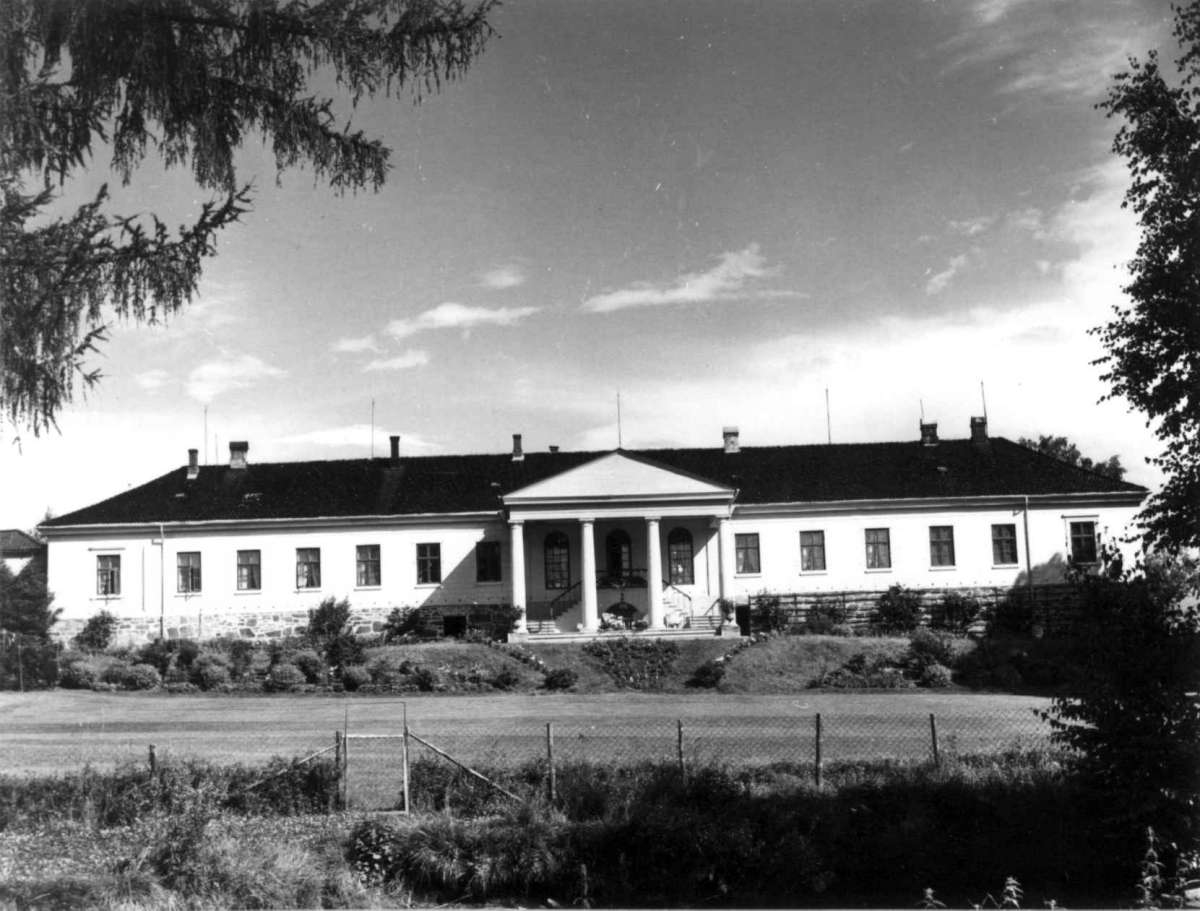 Skinnarbøl, Kongsvinger, Hedmark. Hovedbygningen og hagen. 
Fra dr. Eivind S. Engelstads storgårdsundersøkelser 1957