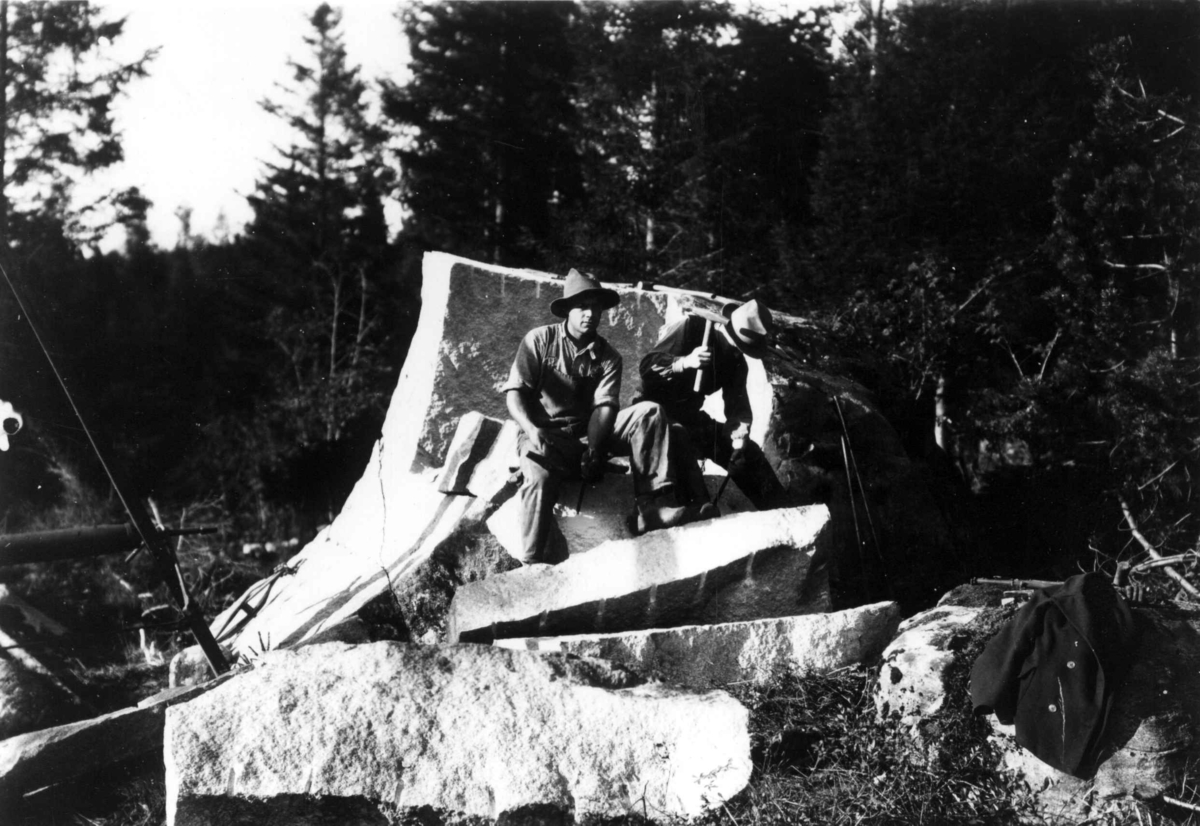 Høyland, Rogaland, september 1930. Steinboring for killing til heller til veibro på Myklebust. Fra venstre Ingebret Egeland og Hall I. Willoch.