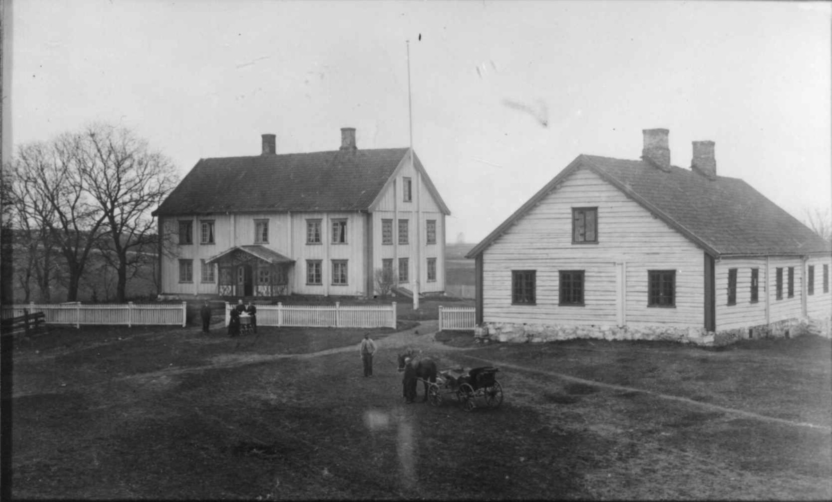 Busvold, Stange, Hedmark. Gammelt  foto av gårdsbebyggelsen. 
Fra dr. Eivind S. Engelstads storgårdsundersøkelser 1957.