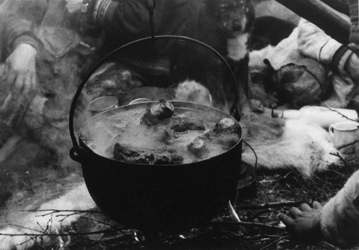 Matlaging i telt. En gryte full av mat. Kautokeino 1957.