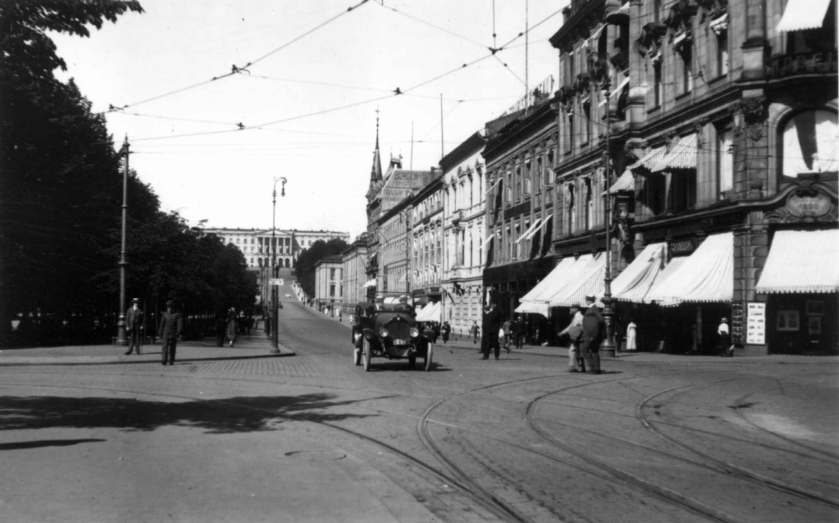 Karl Johans gate, Oslo 1920. Fra Rosenkrantz' gate mot Slottet.