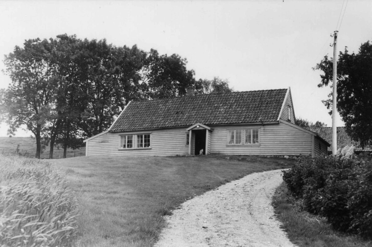 Buggeland, husmannsplass under Høyland prestegård, Rogaland. Et av de eldste hus i Høtyland, fikk sin form i 1780-årene da Johannes Buggeland rev  huset ned og skar nye nover på det..