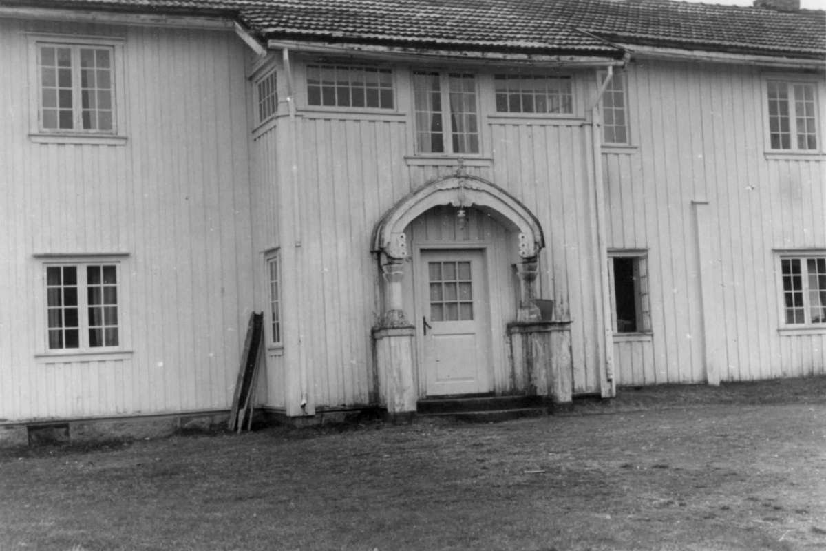 Mora, Trysil, Hedmark mai 1950. Våningshus sett fra gårdsplassen.