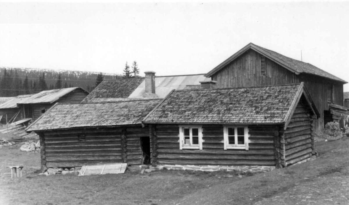 Skåret, Trysil, Hedmark mai 1950. Gårdstun med bu og eldhus.