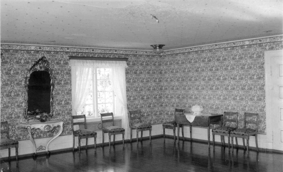 Ålstad, Hamar, Hedmark. Fra dr. Eivind S. Engelstads storgårdsundersøkelser 1959. Salen i 2.etage i hovedhuset.