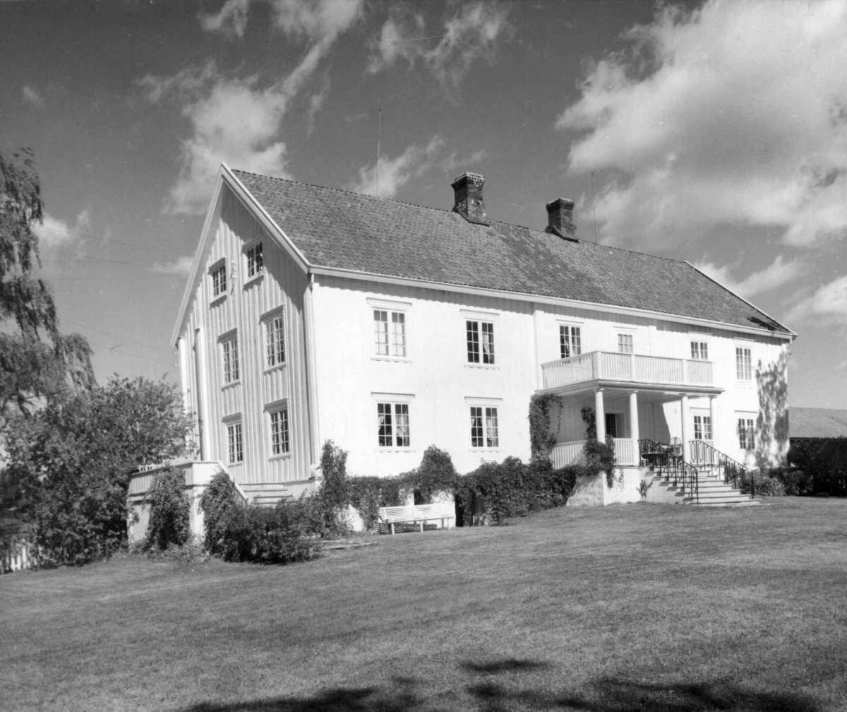 Ålstad, Hamar, Hedmark. Fra dr. Eivind S. Engelstads storgårdsundersøkelser 1959. Hovedbygningen mot hagen. 