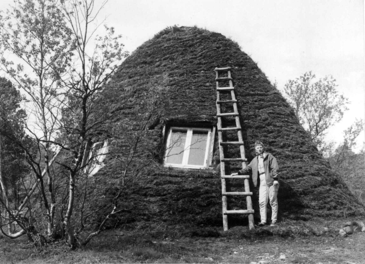 Gamme-kirke, en person står ved veggstigen. Saltoluokta 1959.