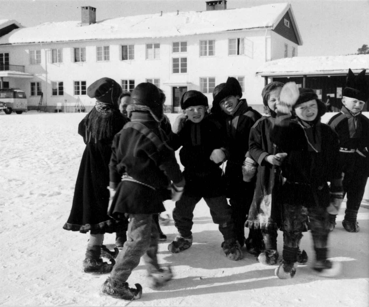 Skolebarn foran Karasjok skole, 1958.