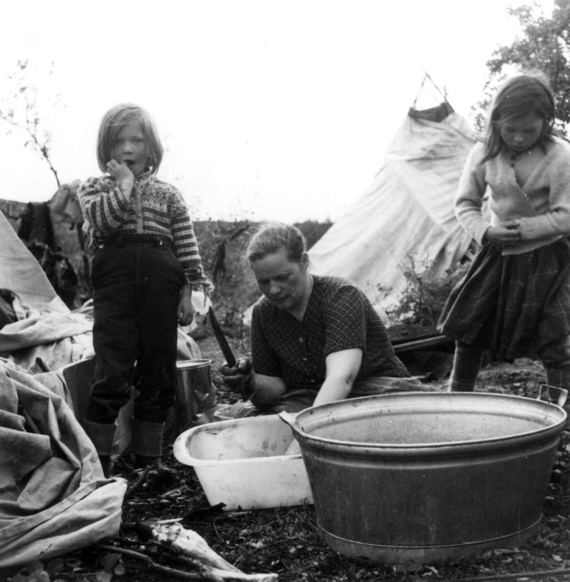 Ellen Marie Anti tar oppvasken sammen med to barn, Ytre Billefjord, Porsanger, Finnmark, 1959.