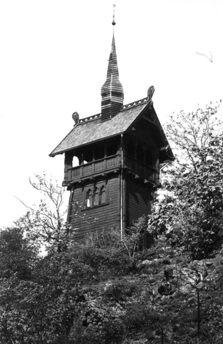 Haldenveien 5/7, Snarøya, Bærum, Akershus 1960. Tårn i sveitserstil med drager. Eier: fru Margrethe Nagell-Erichsen.