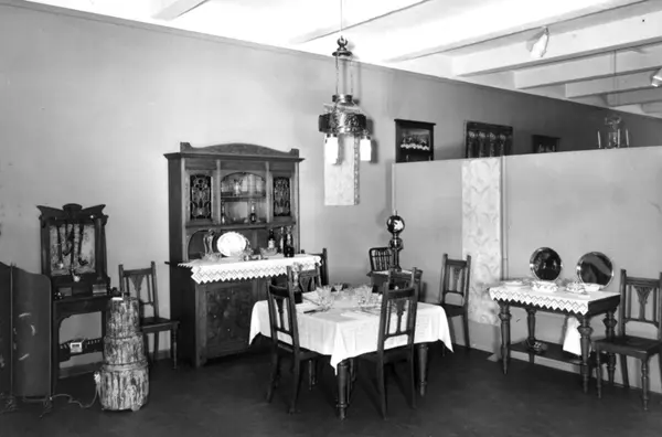 Interiør fra 1905 som utstilt i Bysamlingen på Norsk Folkemuseum mellom 1960 og 1969. Motivet viser møblementer utført av snekkermester A. Huseby i Møllergt., Oslo. Bestilt av skipskaptein, seinere grosserer, Georg Fredrik Adler Gluckstad, da han inngikk ekteskap med Anne Ödegaard, datter av grosserer Johs. Ödegaard.