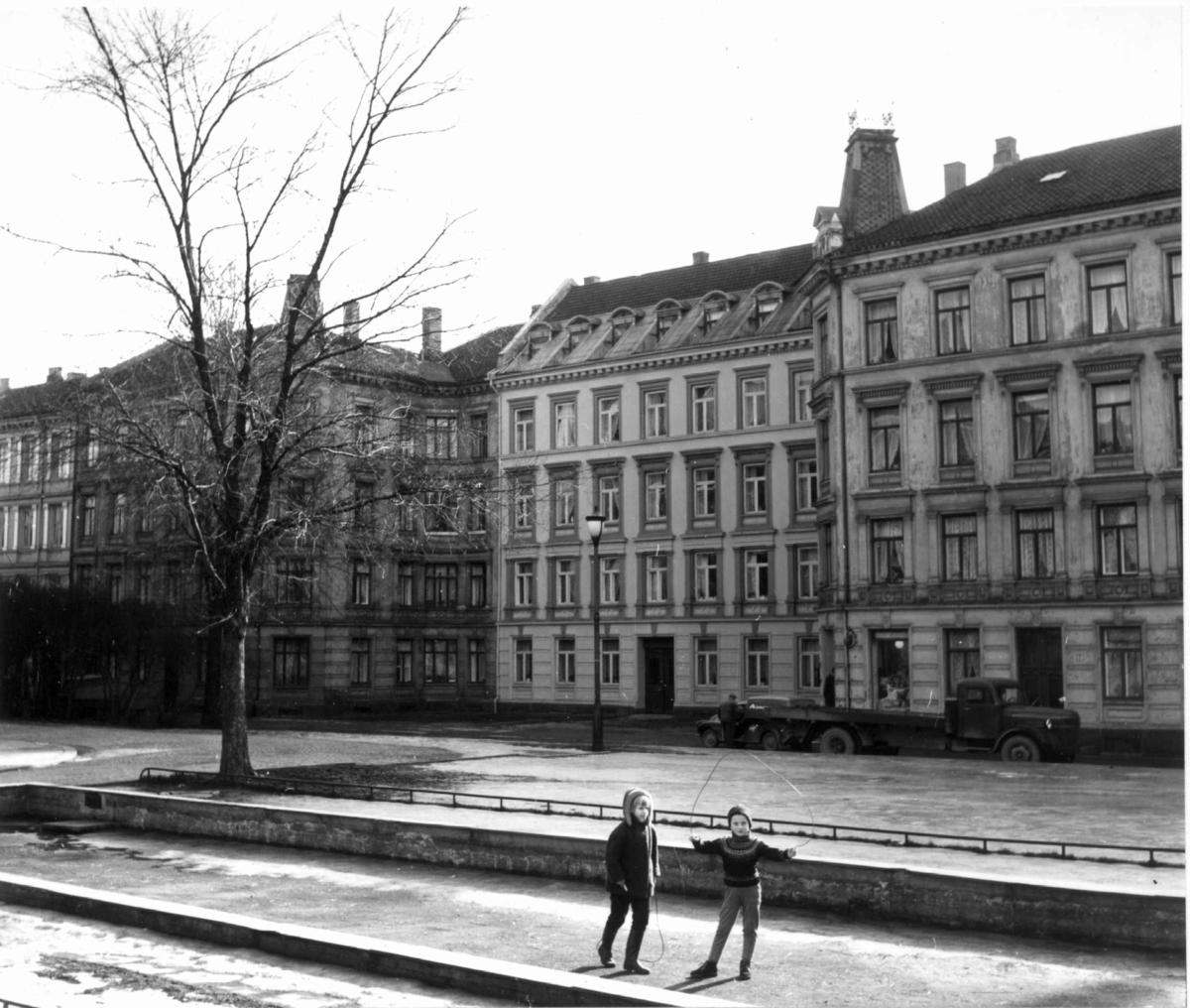 Paulus plass, Grünerløkka, Oslo 1961. To barn på plassen. Bygårder.