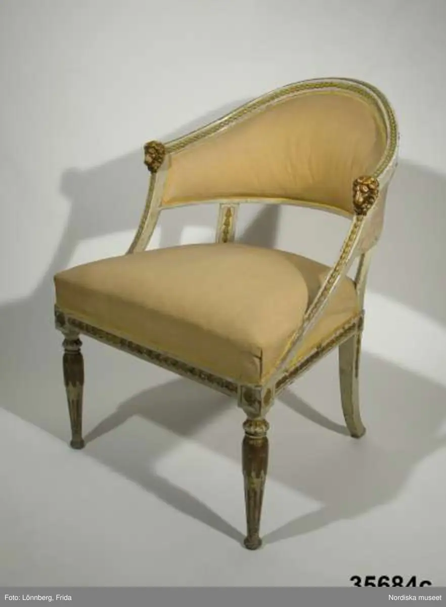 Huvudliggaren:
"Möbel. Bestående af 1 soffa och 6 stolar. 
Ink. af byggmästaren E. A. Boman i Stockholm - 400 kr. Ank. 2/5 1883"
a+) Soffa
b-g) 6 st stolar.