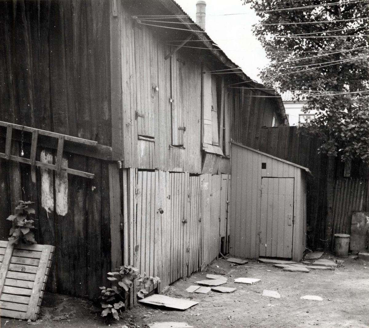 Korsgata på Grünerløkka i Oslo 1961. Bakgård med uthus.