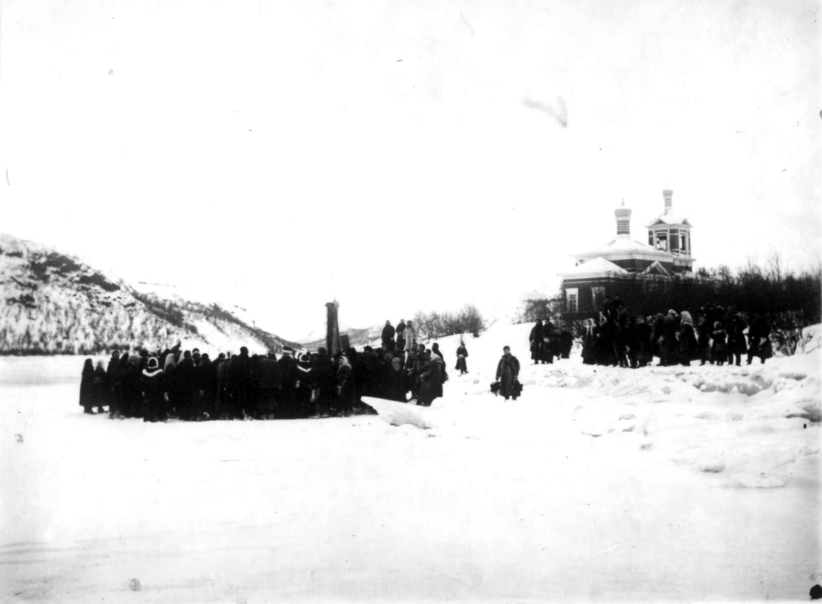 "Skoltedåp" ved Boris Gleb kirke, Russland, ca. 1900.