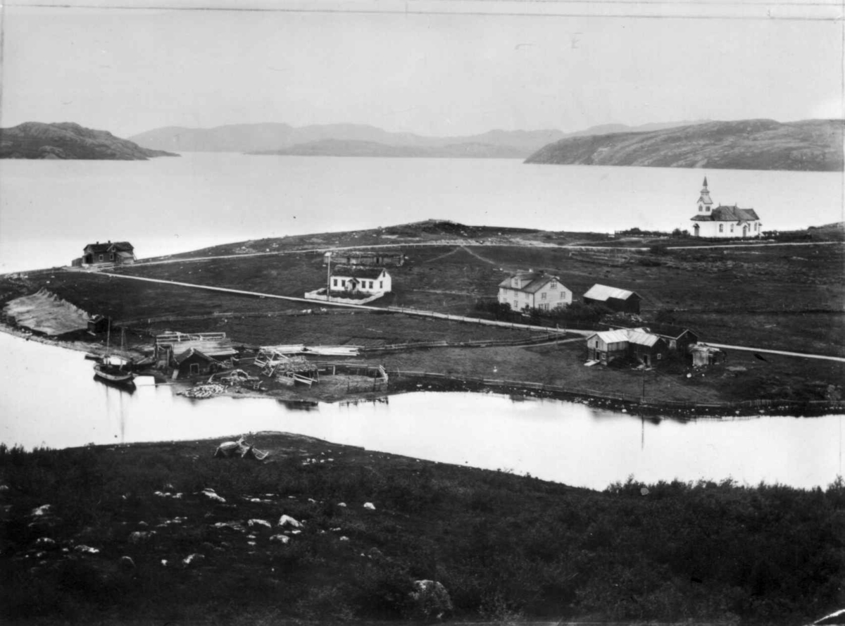 Oversiktsbilde fra Kirkenes, Sør-Varanger, Finnmark, med bebyggelse og i bakgrunnen kirken, 1898.