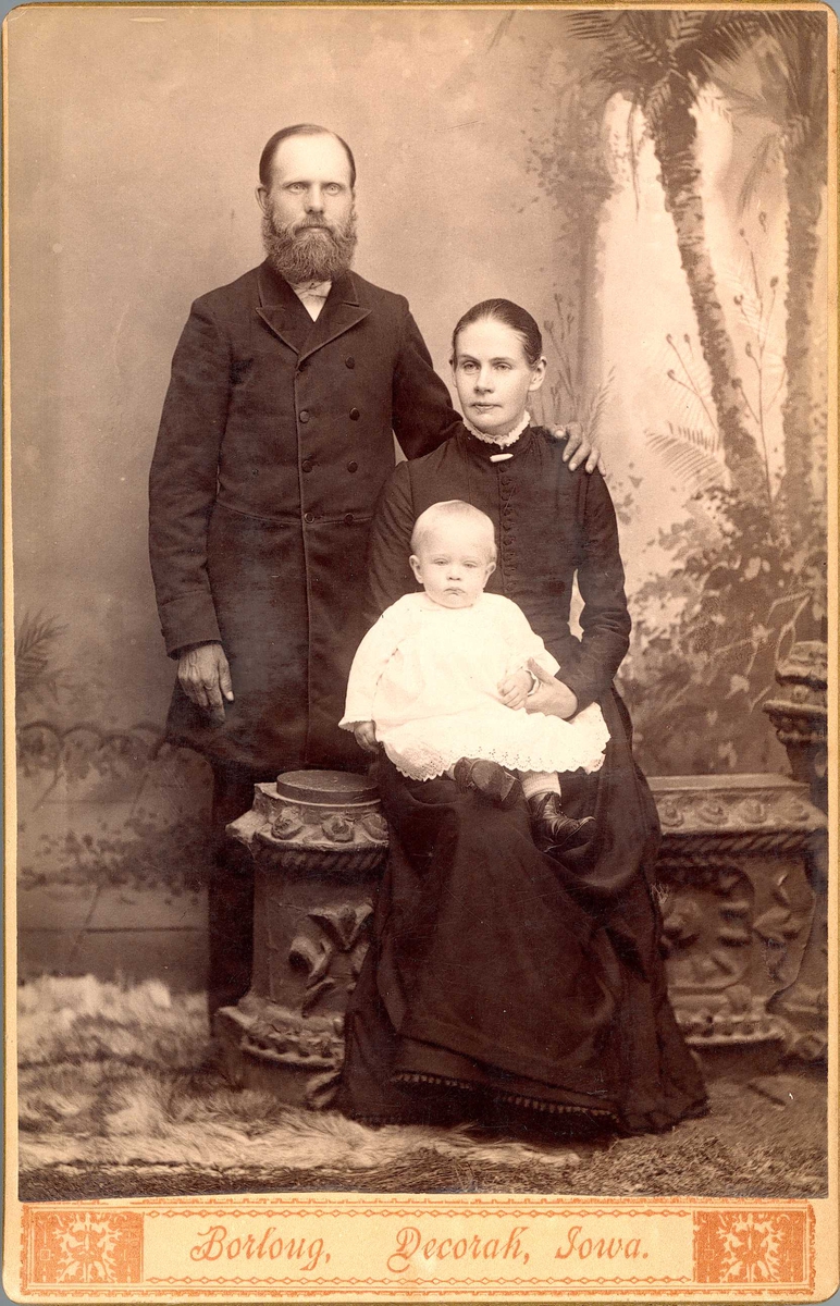 Kabinettfotografi. Norsk-amerikanere. Familie i fotografens studio.