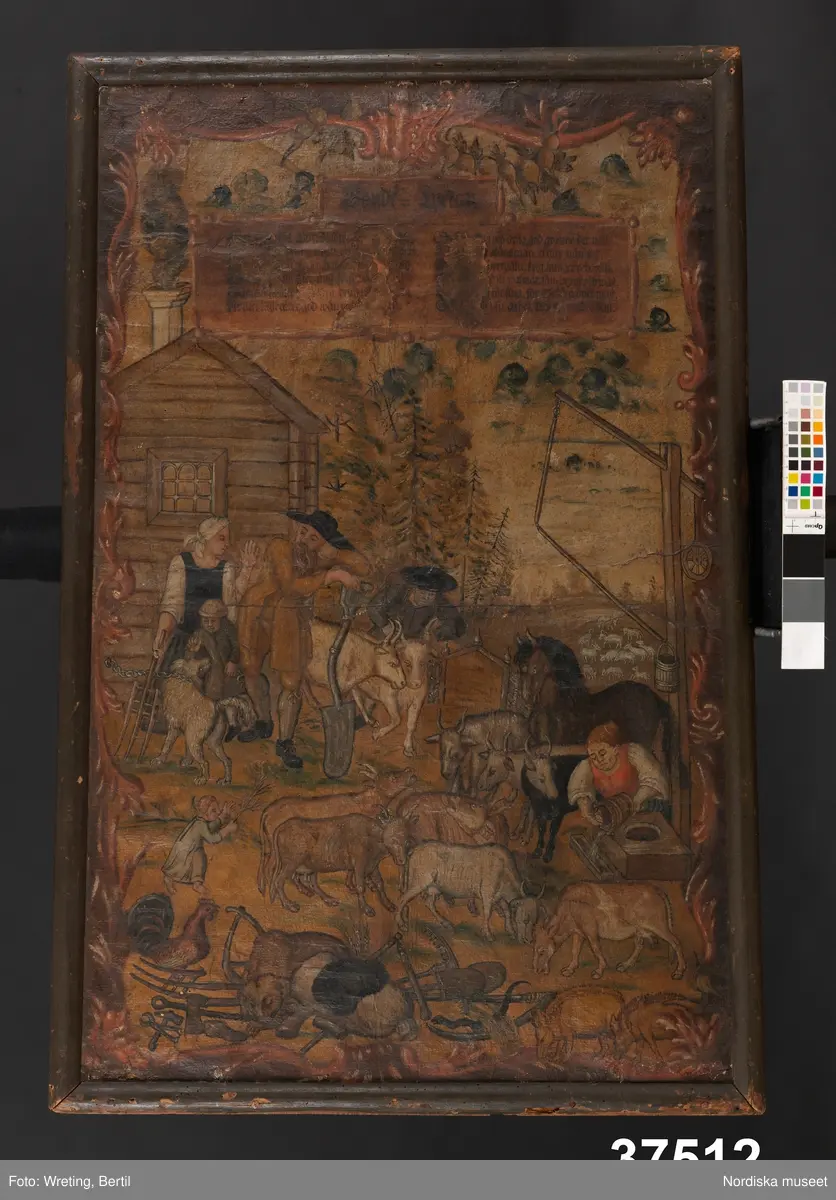 Bonden och hans familj och djur tillsammans på stugbacken. Påklistrat papper med två strofer om bondelyckan.
kor, oxar, grisar, tupp, hundar