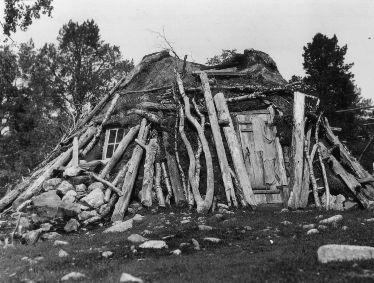 Boliggamme på Johan Turis eiendom nær Torneträsk, Norrbotten.