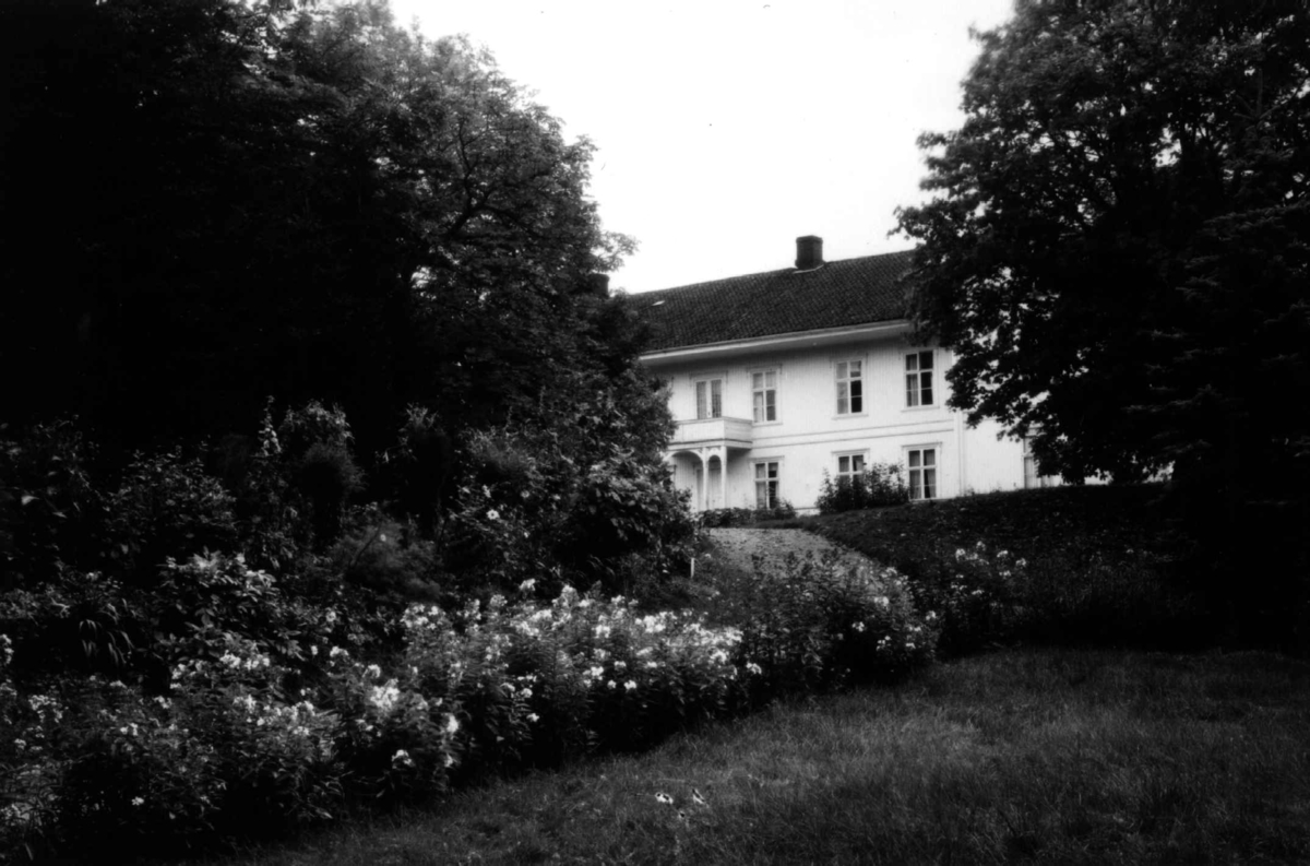 Berby gård, Idd, Østfold. Hagebruksskole for kvinner 1901-1938. Utsnitt av hagen. Hovedbygningen i bakgrunnen.