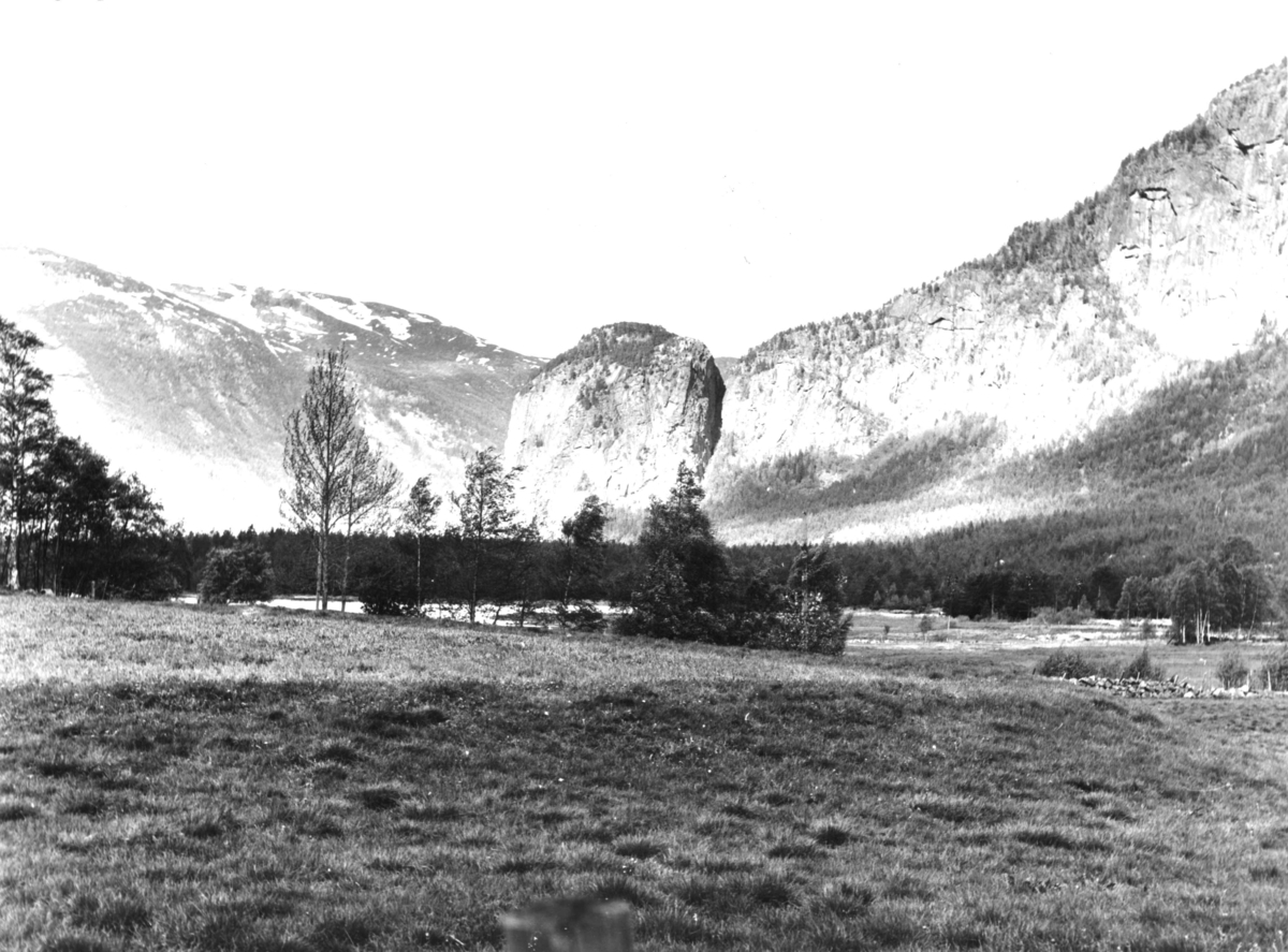 Valle, Einang-fjellet. Samme motiv som JF. Eckersbergs maleri.