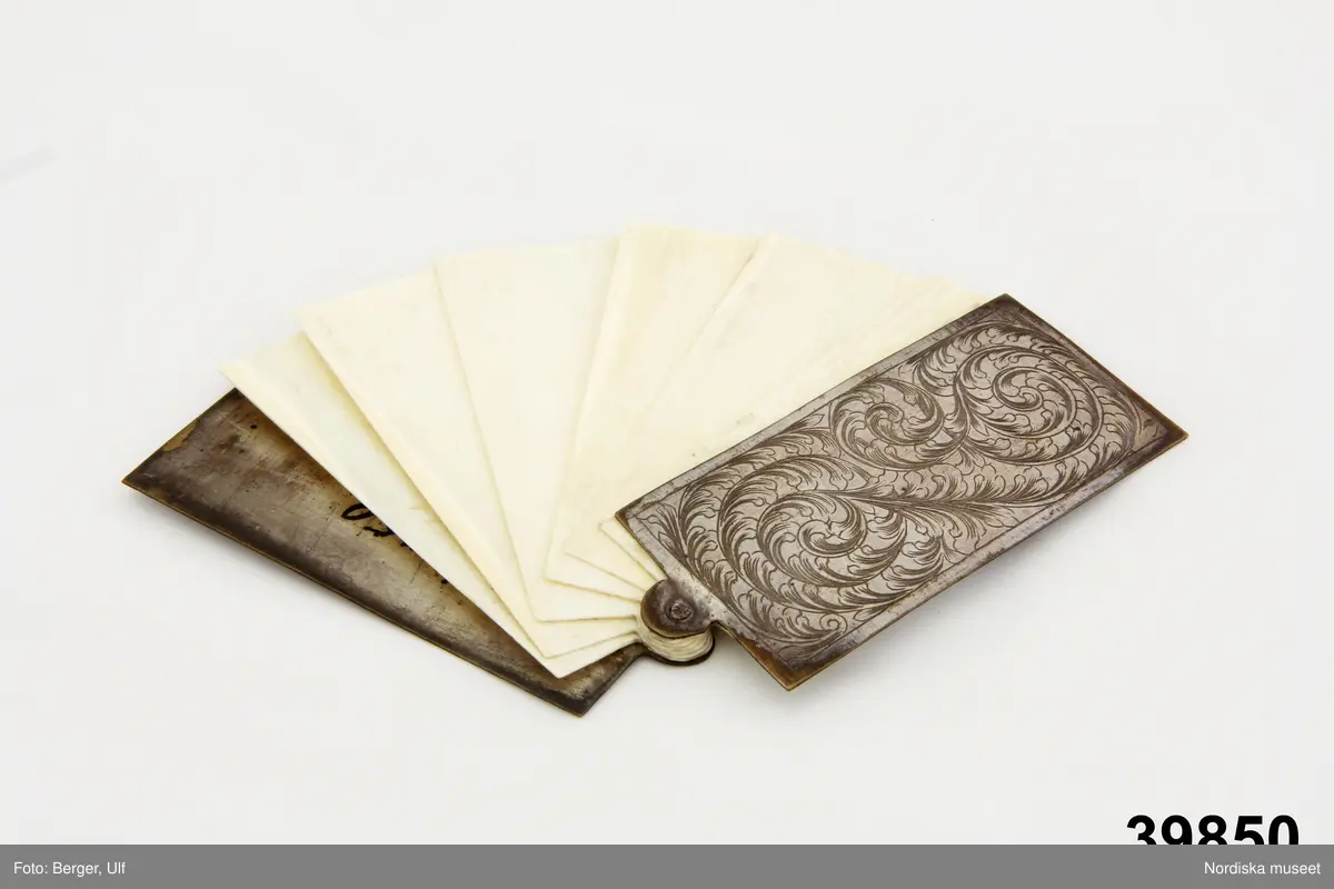 Huvudliggaren:
"Skrifplån, i fodral.. Tillhört gifvarens moder, överstinnan Ulrika sofia Hjärne, född Ehrenhjelm, död 1820."