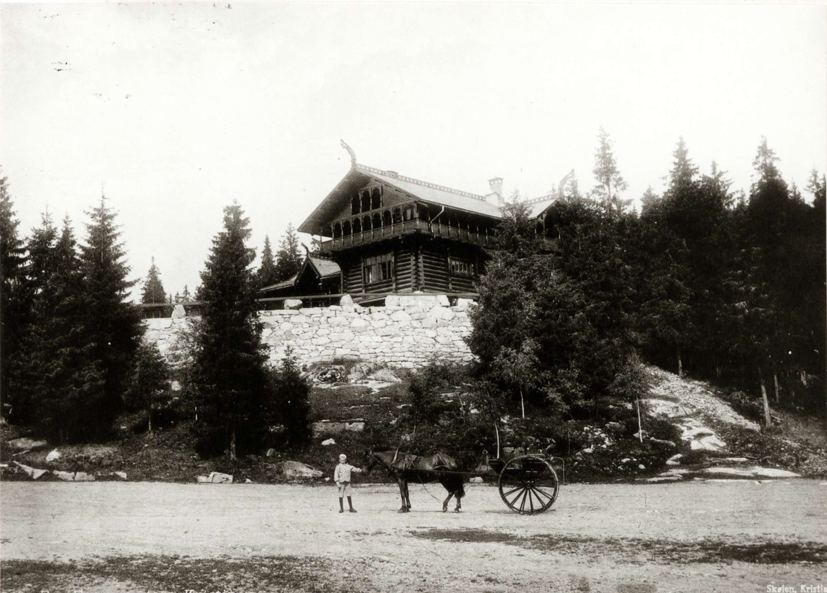 Frognerseteren, Oslo. Mann med hest og kjerre nedenfor Frognerseteren.