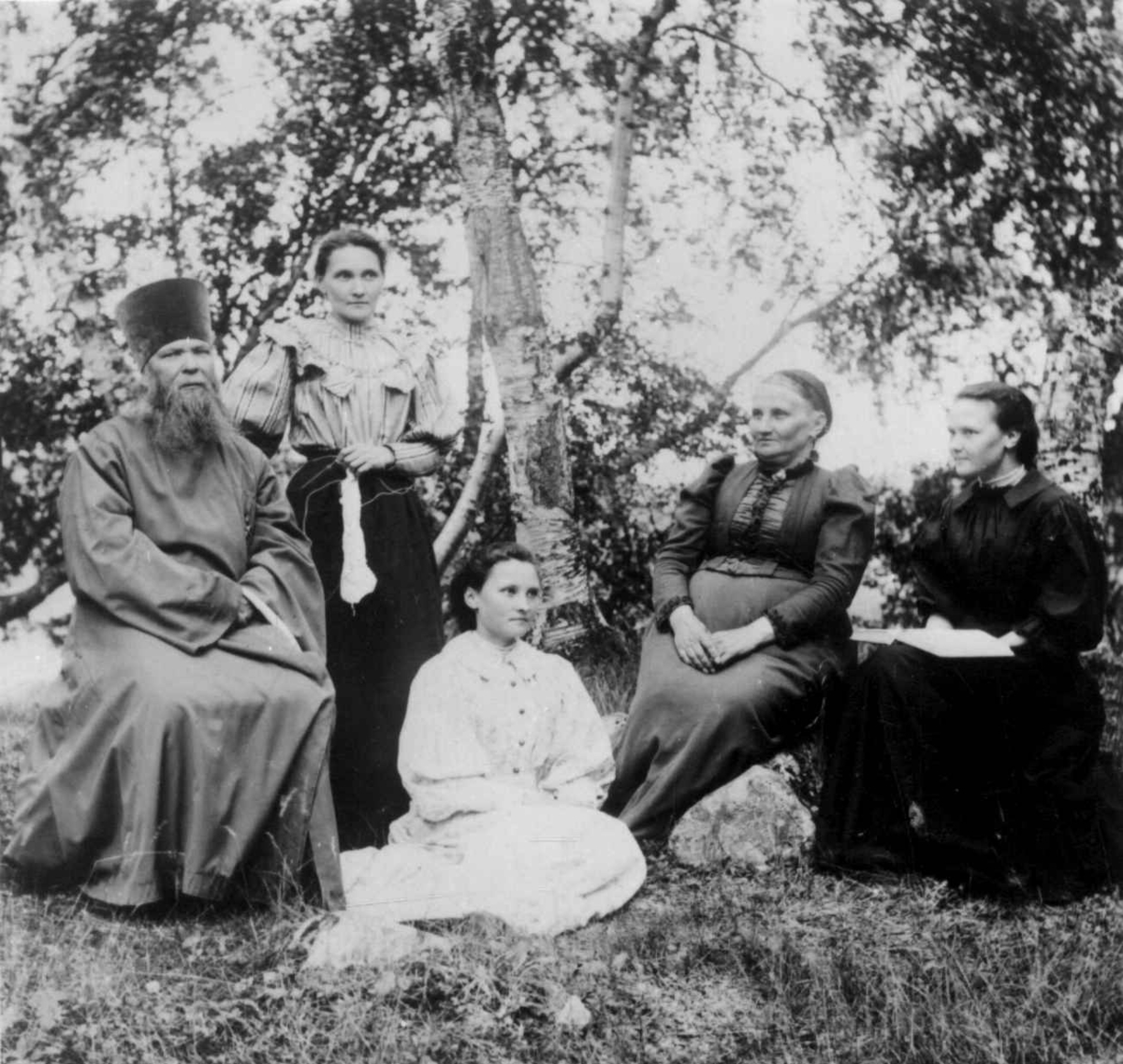 Portrett av prost Schtschekoldin, antatt med familie, Boris Gleb, Russland, før 1900. Prosten i selskap med kvinnegruppe utendørs.