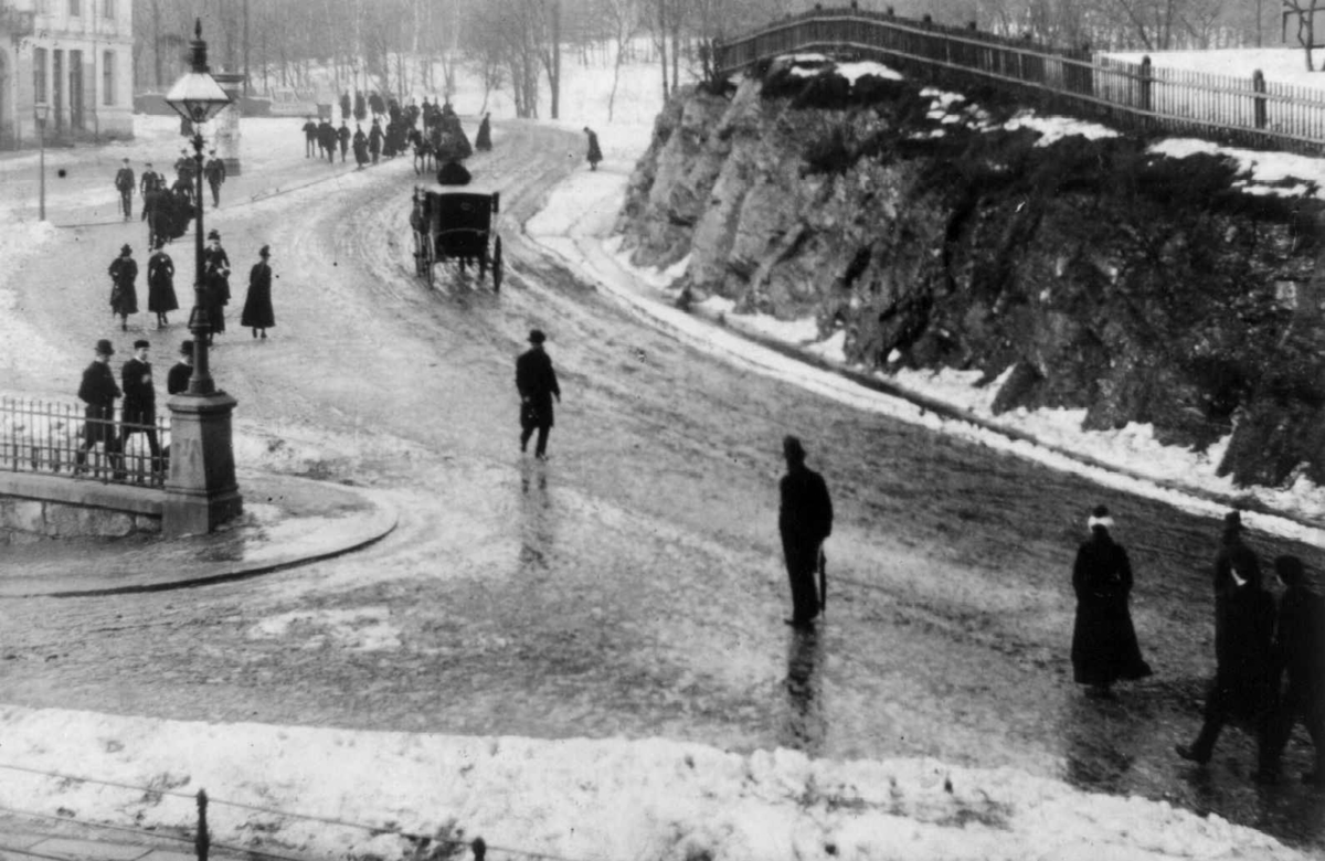 Drammensveien, Oslo ved Abelshaugen. Gatebilde vinter med mennesker og hestekjøretøy.