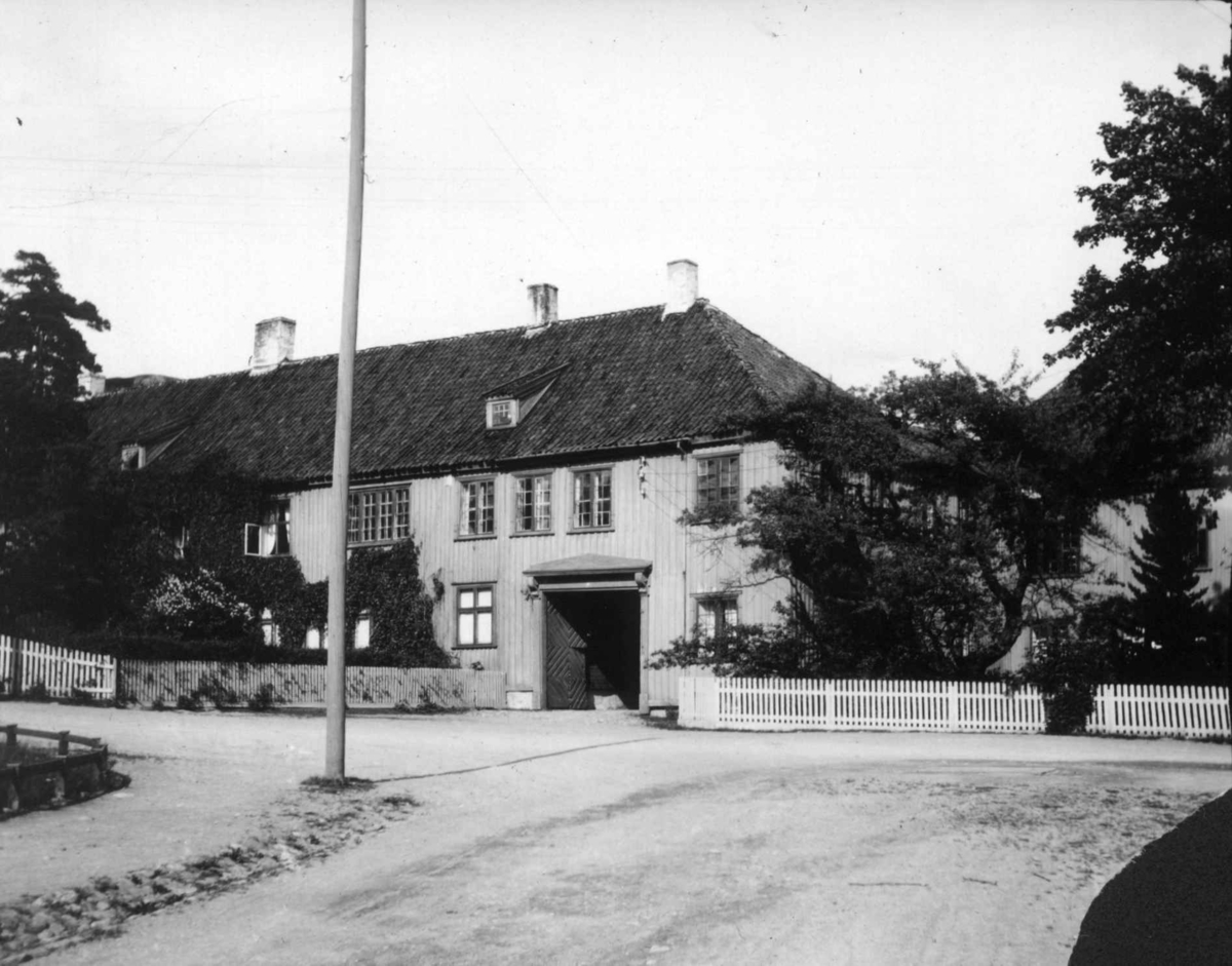 Postkort. Larvik 1. Herregården.