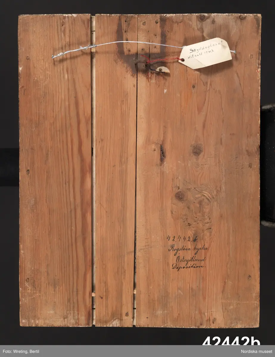 Huvudliggaren:
"Tal fr. Rogslösa kyrka, Dals hd, Östergötland.
a. Två tal af Gustaf III. Båda tryckta i Stockholm, det ena 1771, det andra 1772. Inom ramar.
b. Tal af Karl XIII. Från 1810. Inom ram.
Dep. af Rogslösa församling, Österg. gm prosten kyrkoh. P. Lundborg, Rogslösa 22/10 1881."