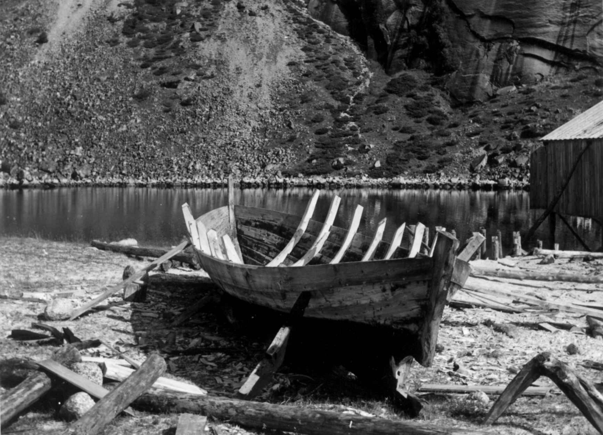 Anders Mikkelsen bygger båt. Hellemobotn 1964.