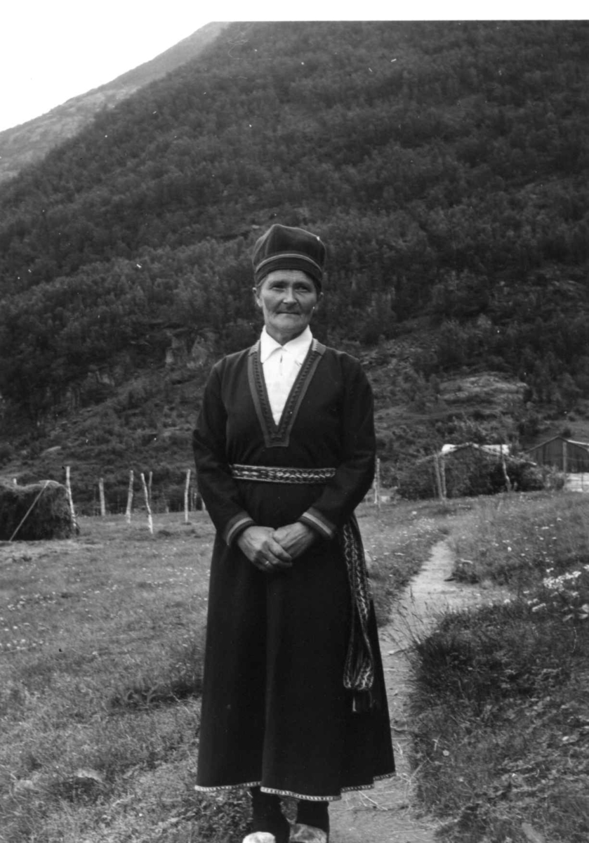 Kaia Knutsen i lulesamisk kvinnedrakt. Tysfjord 1964.