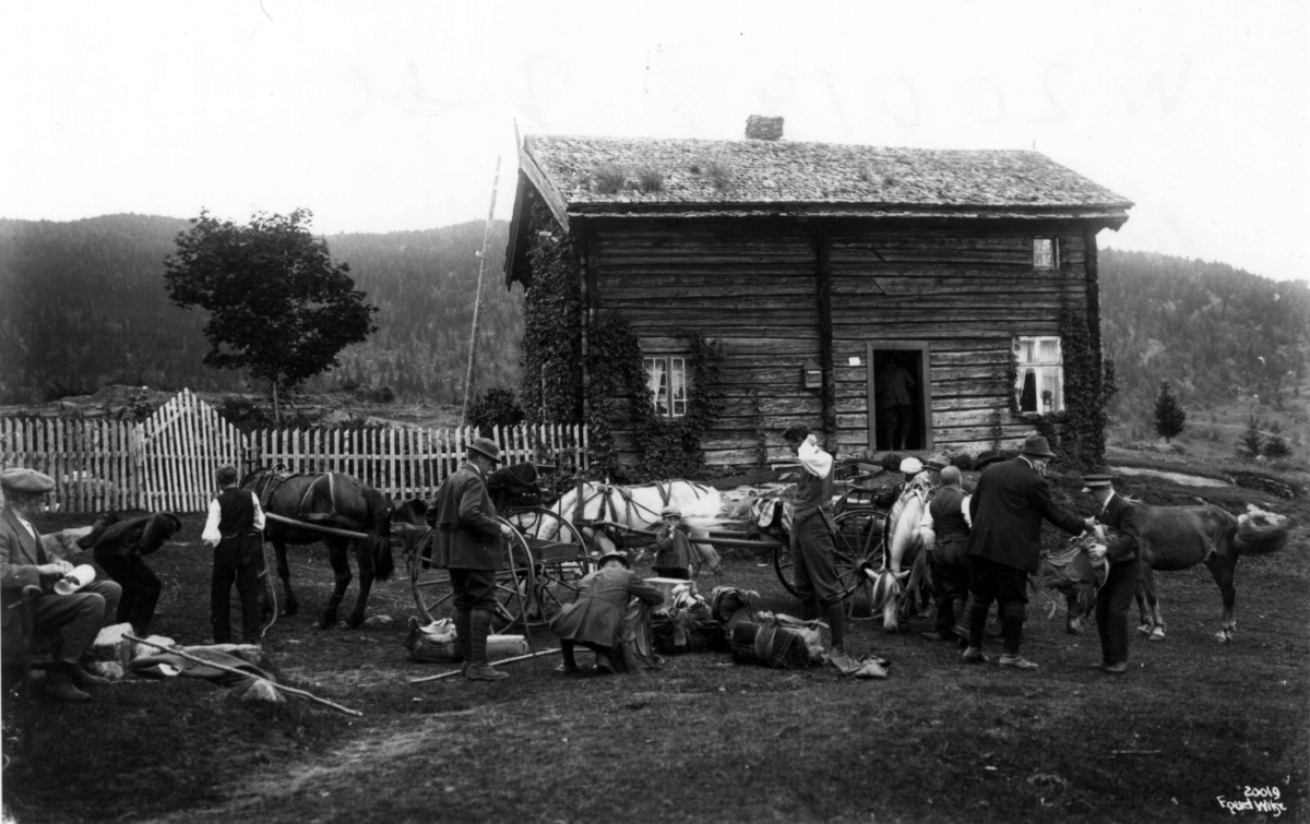 Kleivi Øvre, Nordbygdi i Skafså. Veikomité fra Kristiania har ankommet gården hvor eieren skulle være med som kjentmann for komiteen.