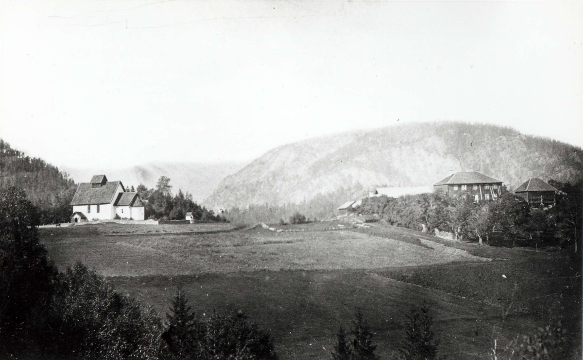 Bildet viser Kviteseid gamle kirke og prestegården, Kviteseid, Telemark. 