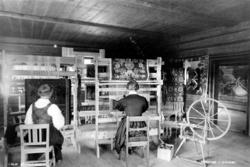 Vevstue med to vevende kvinner. Prestgard, Heidal, Oppland 1