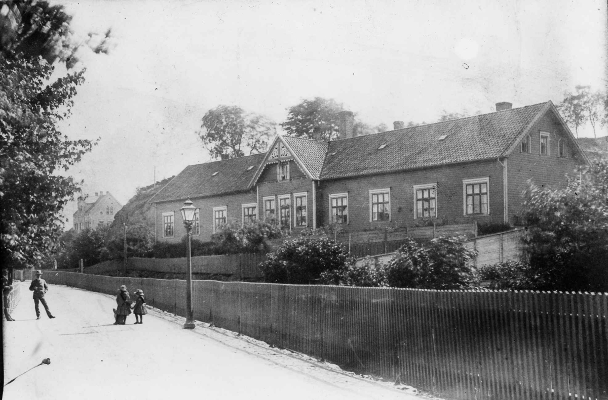 Jernbaneveien med bebyggelse i Stavanger.