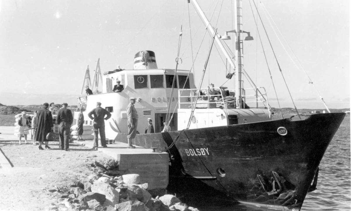 M/S Bolsøy, fra Møre og Romsdal Fylkesbåtar, var bygd i 1952. 119 brt., 10 knops fart.120 passasjerer. Fram til 1973 gikk Bolsøy i rute mellom Molde og Ona, med flere stoppesteder underveis.  På bildet ligger Bolsøy til kai på Ona i Sandøy kommune, Møre og Romsdal. Mannen på brua er skipper Arnljot Jakobsen (1918-2004)