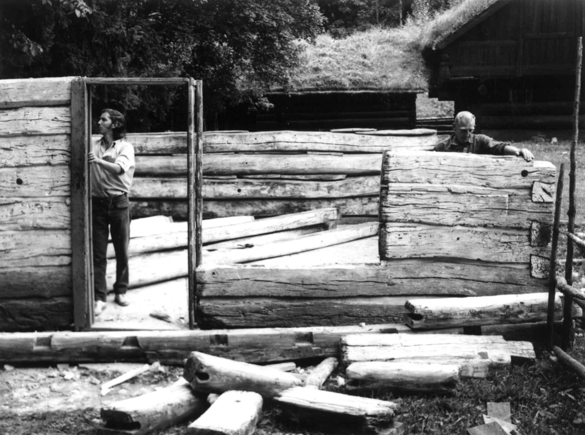 Pionerhytta fra Kindred i North Dakota, USA. Interiør. Langveggen med døren. Fotografert på Norsk Folkemuseum i september 1972, før riving og flytting til Hedmarksmuseet. Museet sendte sine egne folk ned som rev huset.