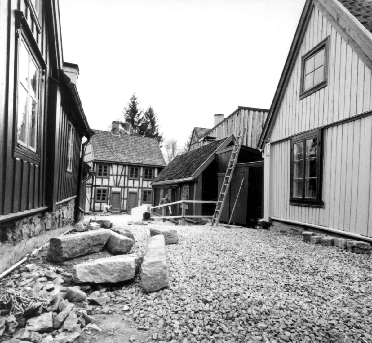 Enerhaugen under oppførelse på Norsk folkemuseum, 1968 - 69. Stenbrolegning.