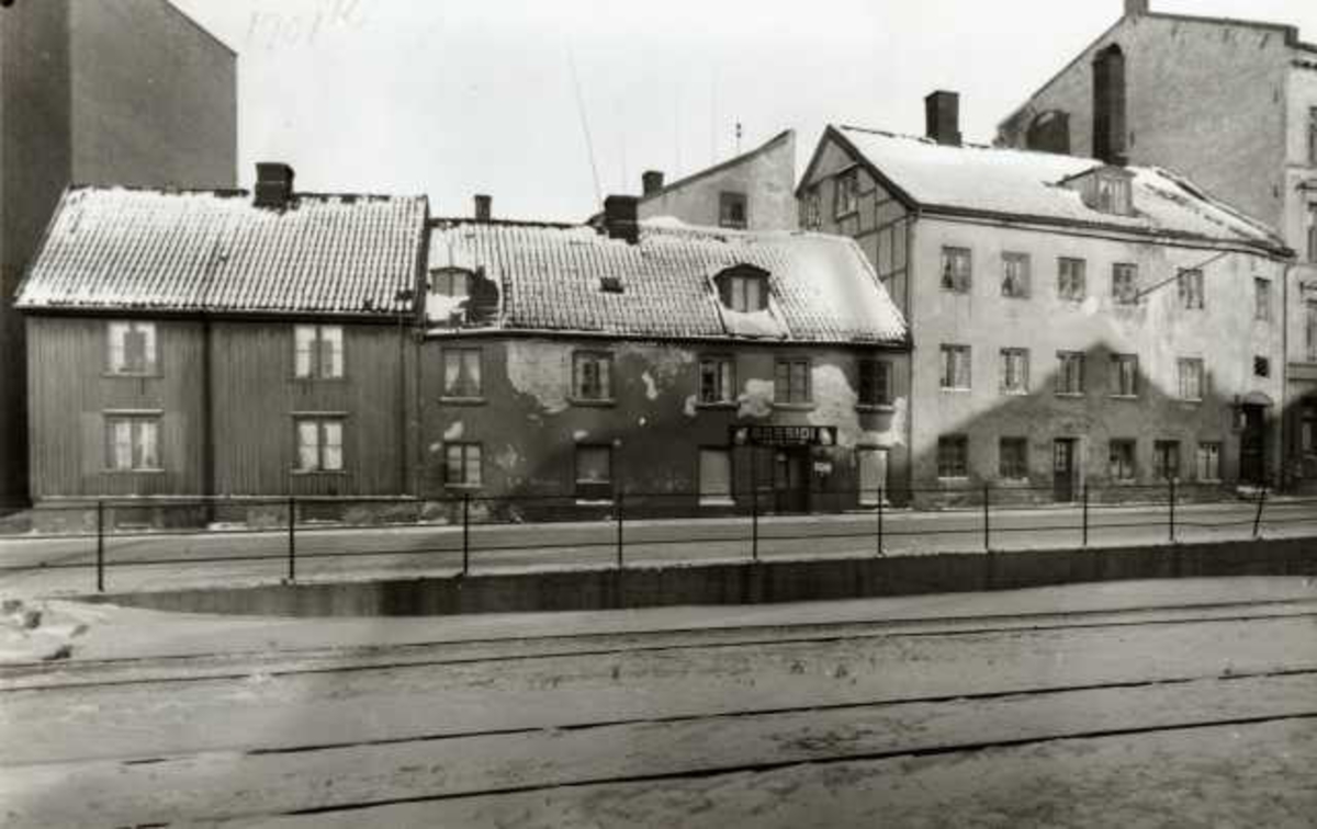 Munkedamsveien, Oslo 1940. Gatebilde med  jernbanespor i forgrunnen, del av Havnebanen mellom Filipstad og Oslo Ø.