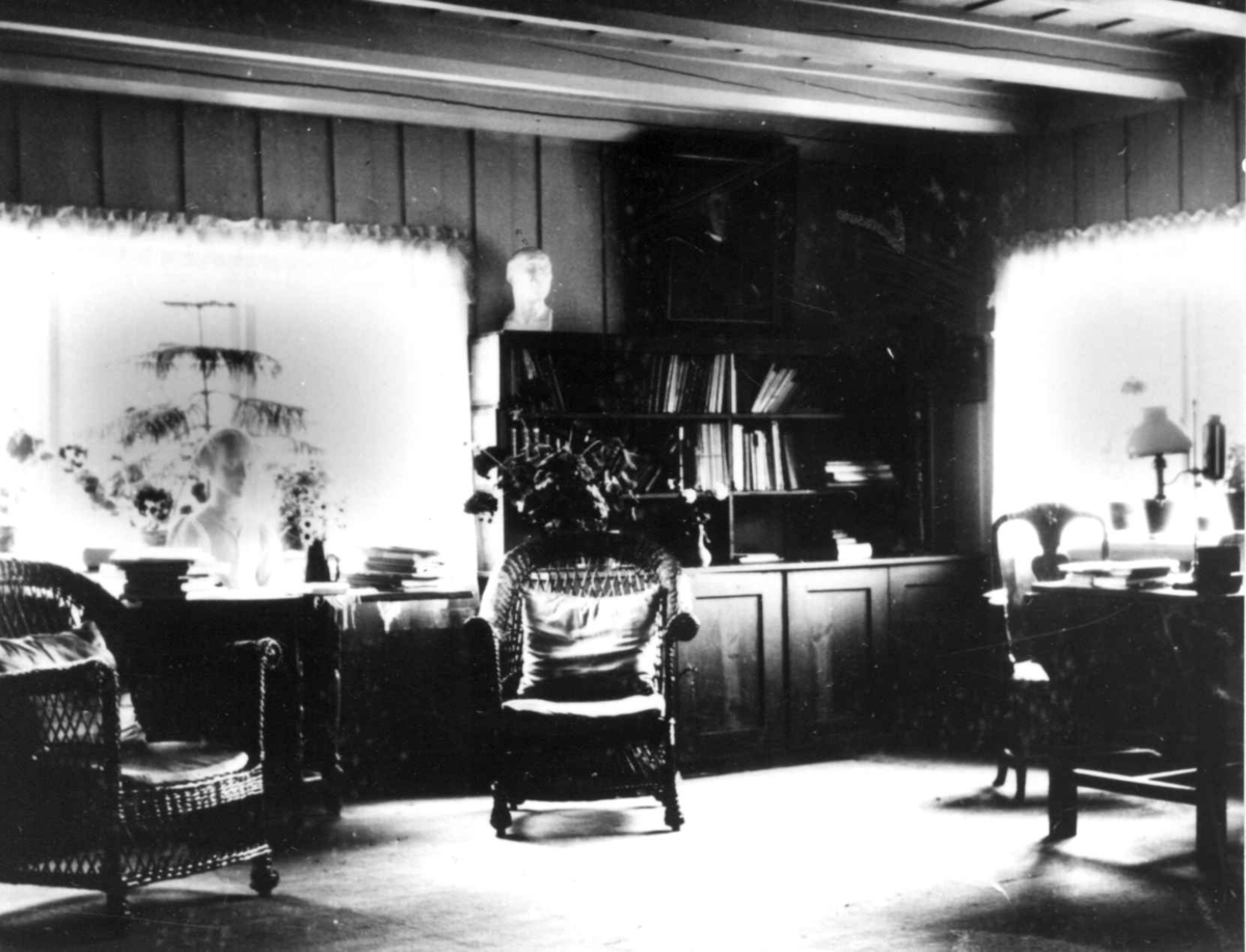 Evje, Sandvika, Bærum, Akershus. Interiør, eid av redaktør Rolf Thommessen og fotografert av ham ca. 1910.