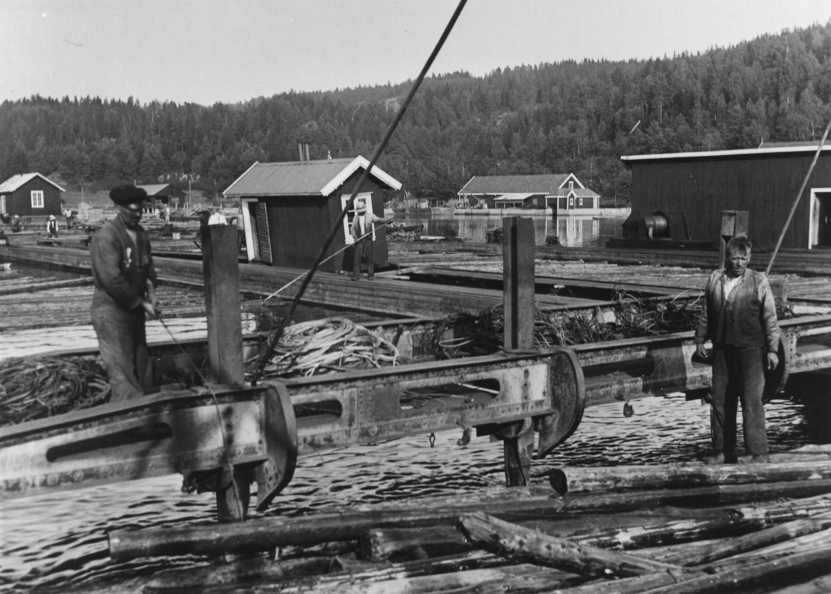 To tømmerfløtere i virksomhet ved tømmerlense.