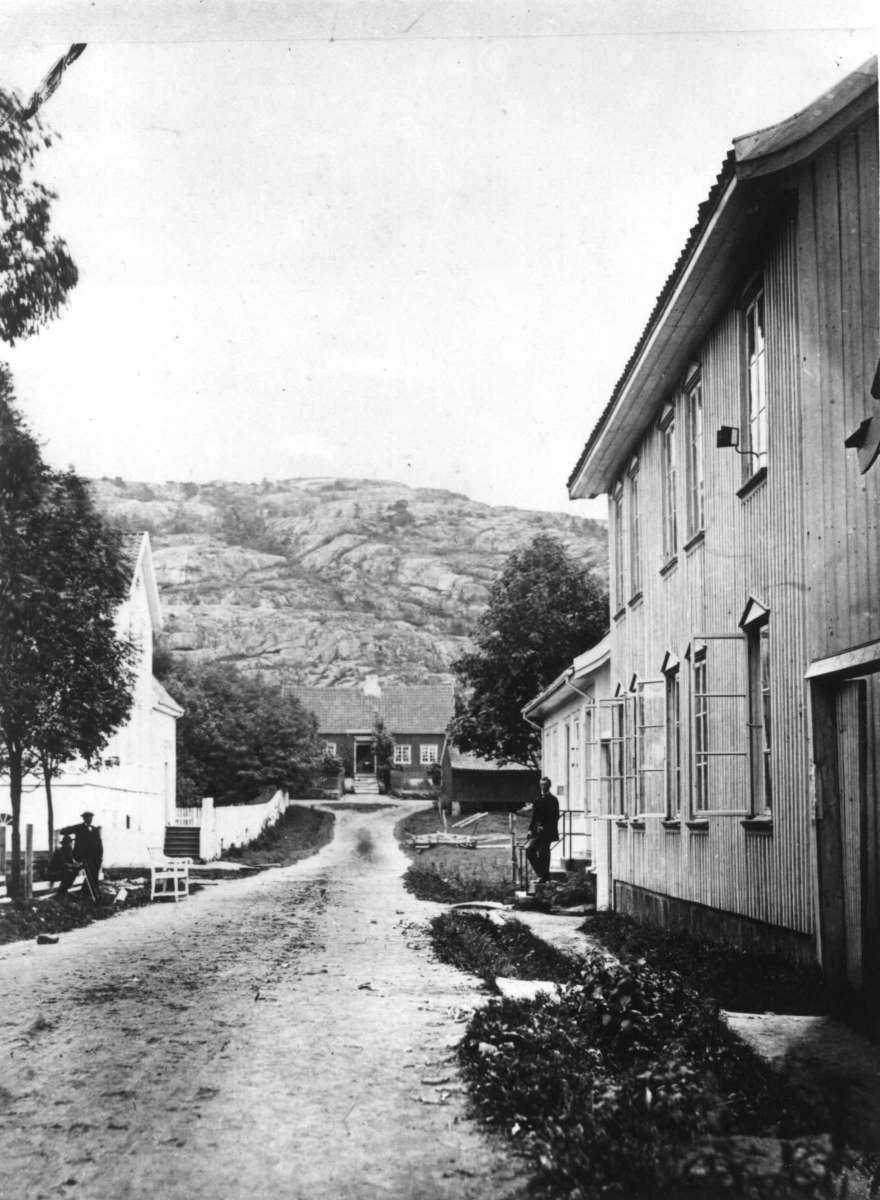 Drøbak, vei og bebygelse.  Menn som er avbildet i gata.