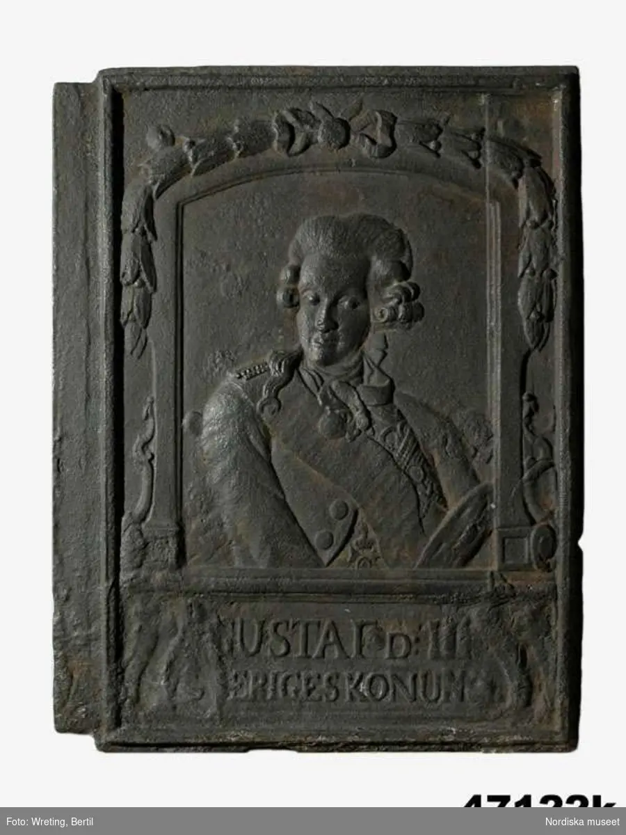 Huvudliggaren:
"12 järnhällar.
a) Märkt 'KEJSARE'.
b) Märkt 'SIMSON SLET LEYONET SÖNDER / HUSEBY BRUK'.
c) -
d) -
e) -
f) -
g) 2 st
h) -
i) Märkt 'ÖRMO'.
j) Märkt 'OSCAR'.
k) Märkt 'GUSTAF D:III SVERIGES KONUNG'."