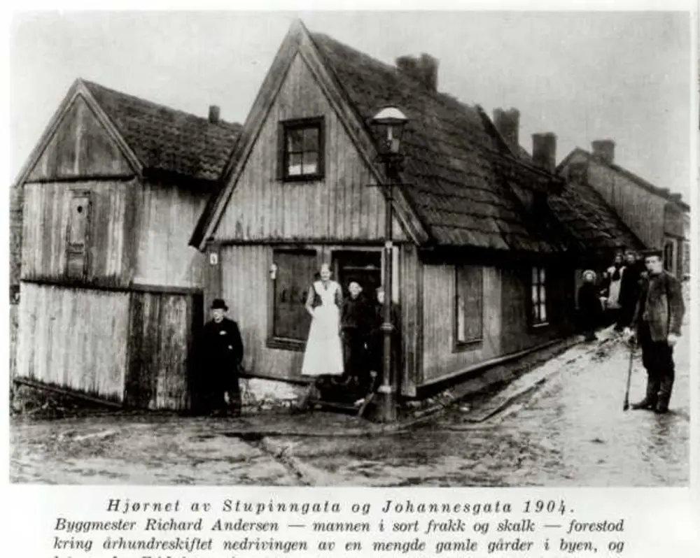 Stupinngata og Johannesgate, Enerhaugen, Oslo 1904. Mennesker foran huset og i gata.